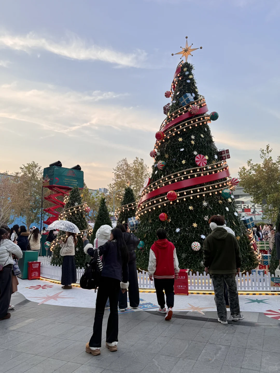 济南11.22初雪实况！！感觉现场有一亿人。。