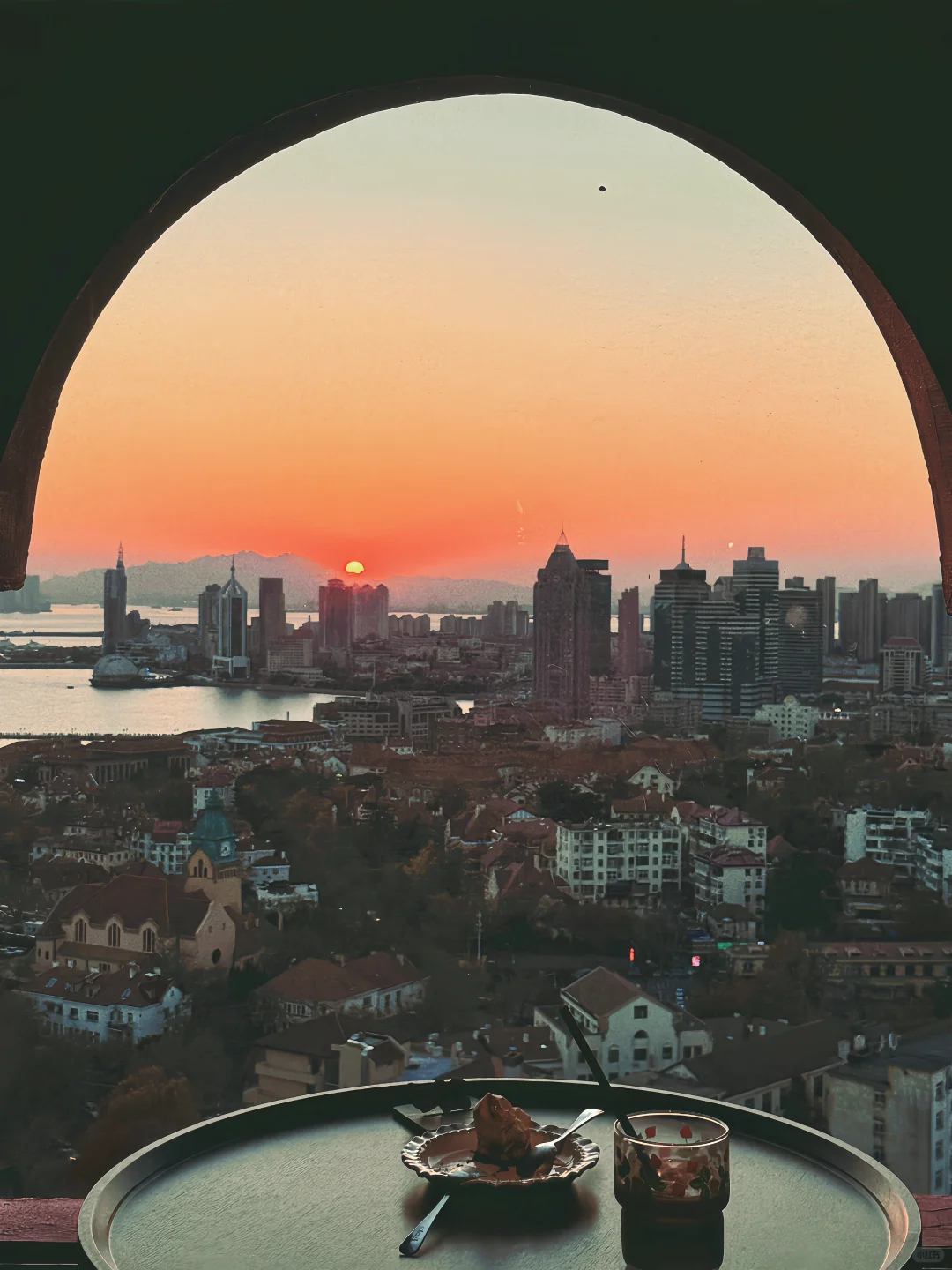 11.21实况｜青岛老城区秋日全景+日落，绝了！