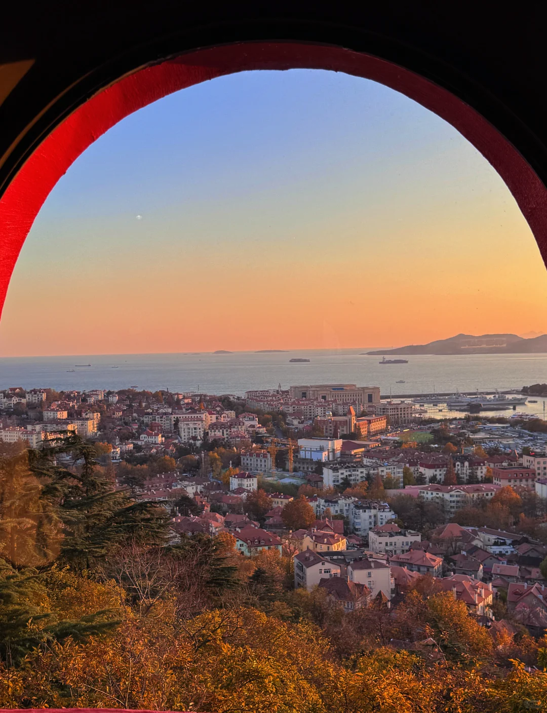 11.21实况｜青岛老城区秋日全景+日落，绝了！