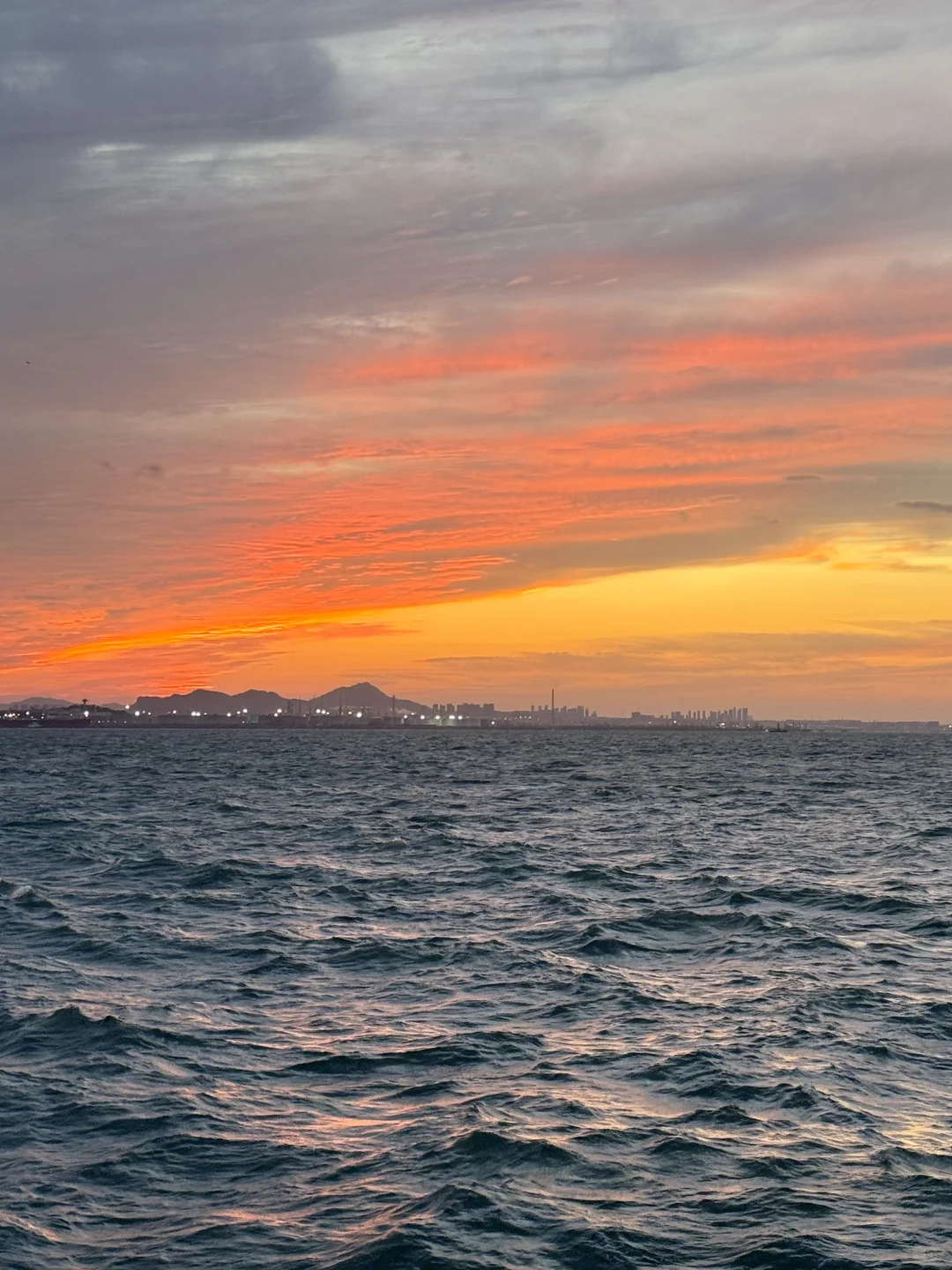 我他妈的一个人去看海了