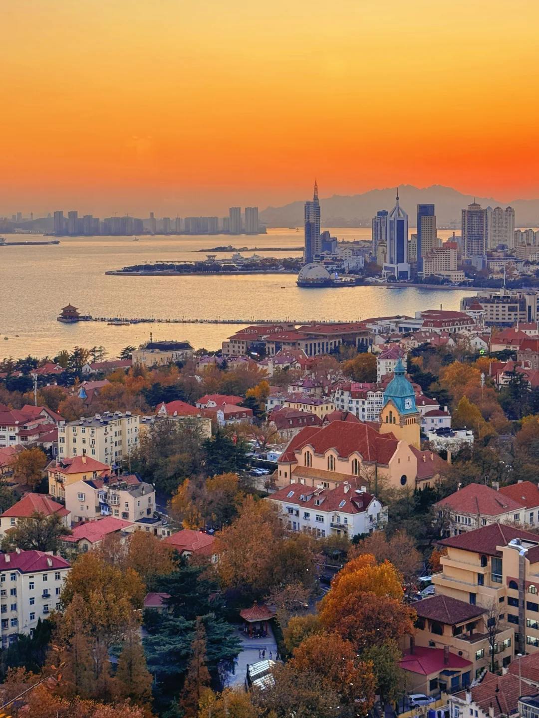 11.21实况｜青岛老城区秋日全景+日落，绝了！