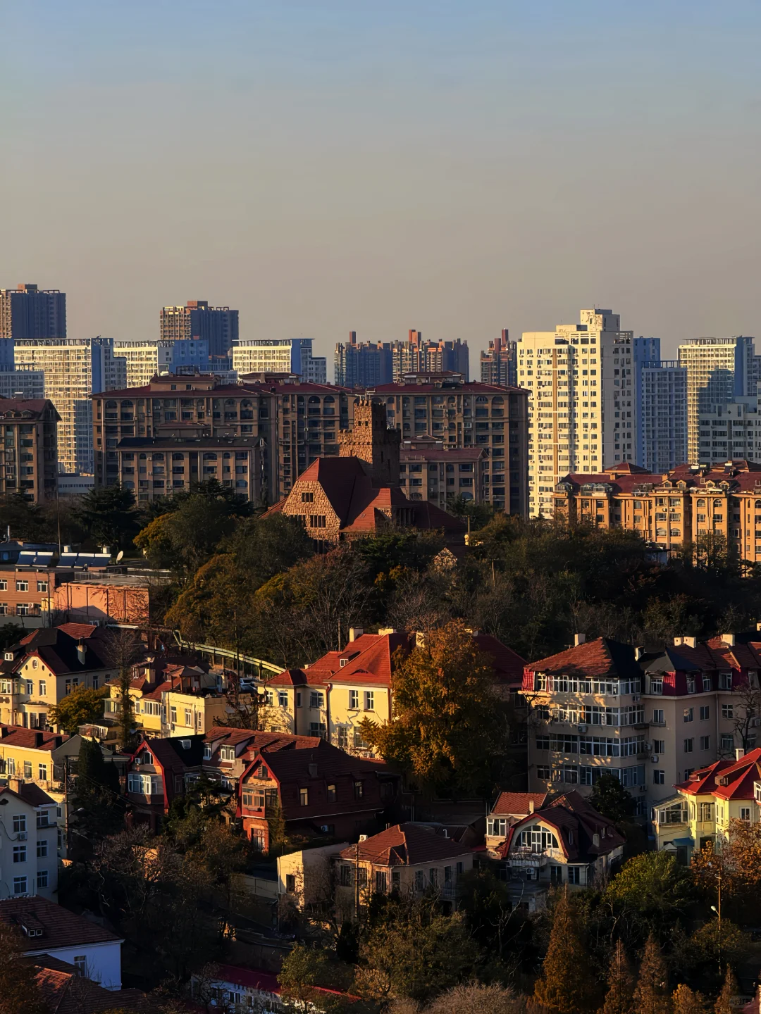 11.21实况｜青岛老城区秋日全景+日落，绝了！