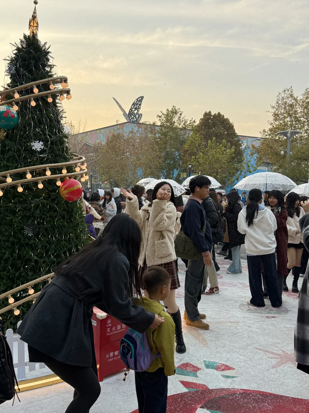 济南11.22初雪实况！！感觉现场有一亿人。。