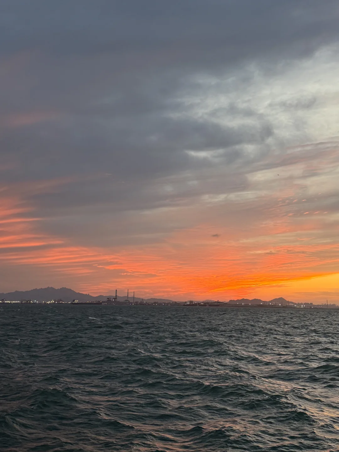 我他妈的一个人去看海了