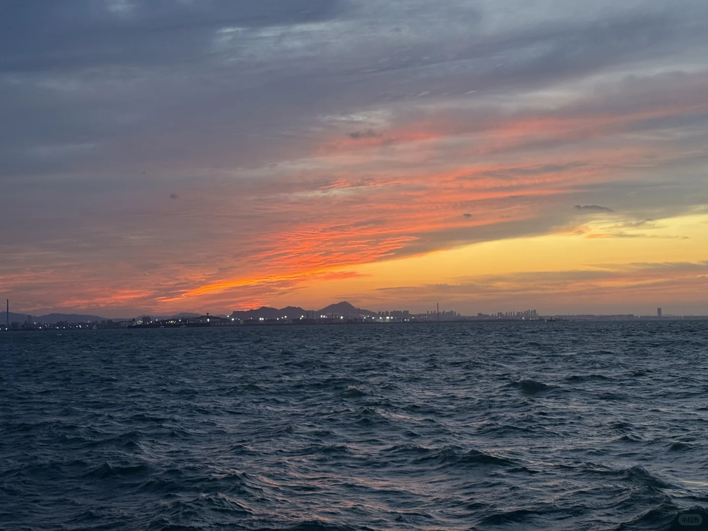 我他妈的一个人去看海了