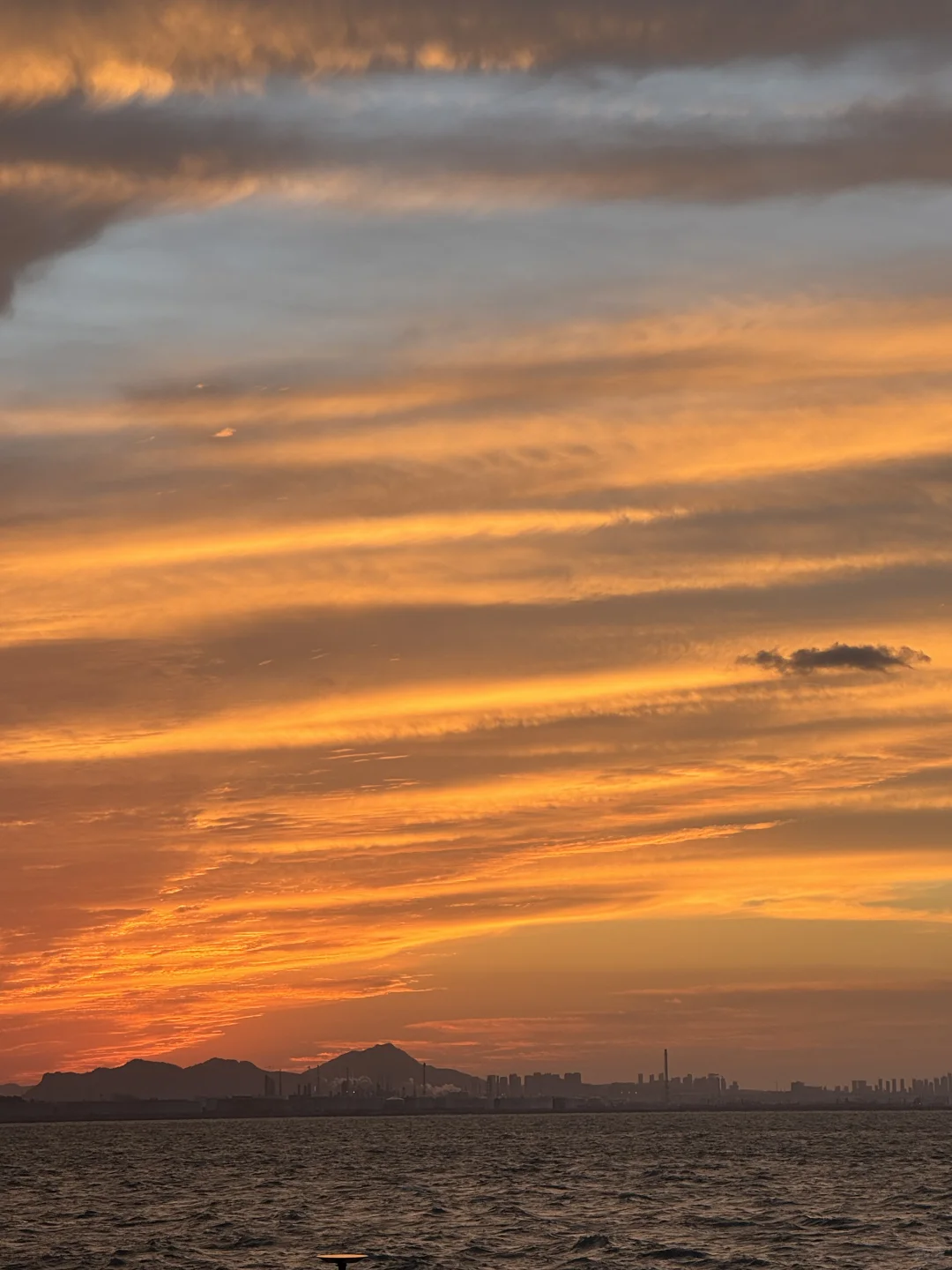 我他妈的一个人去看海了