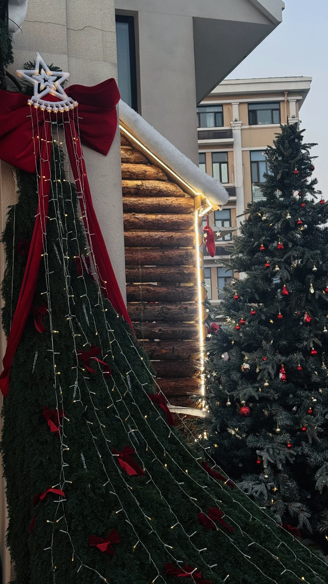 青岛琴屿路的白色圣诞树拍了～