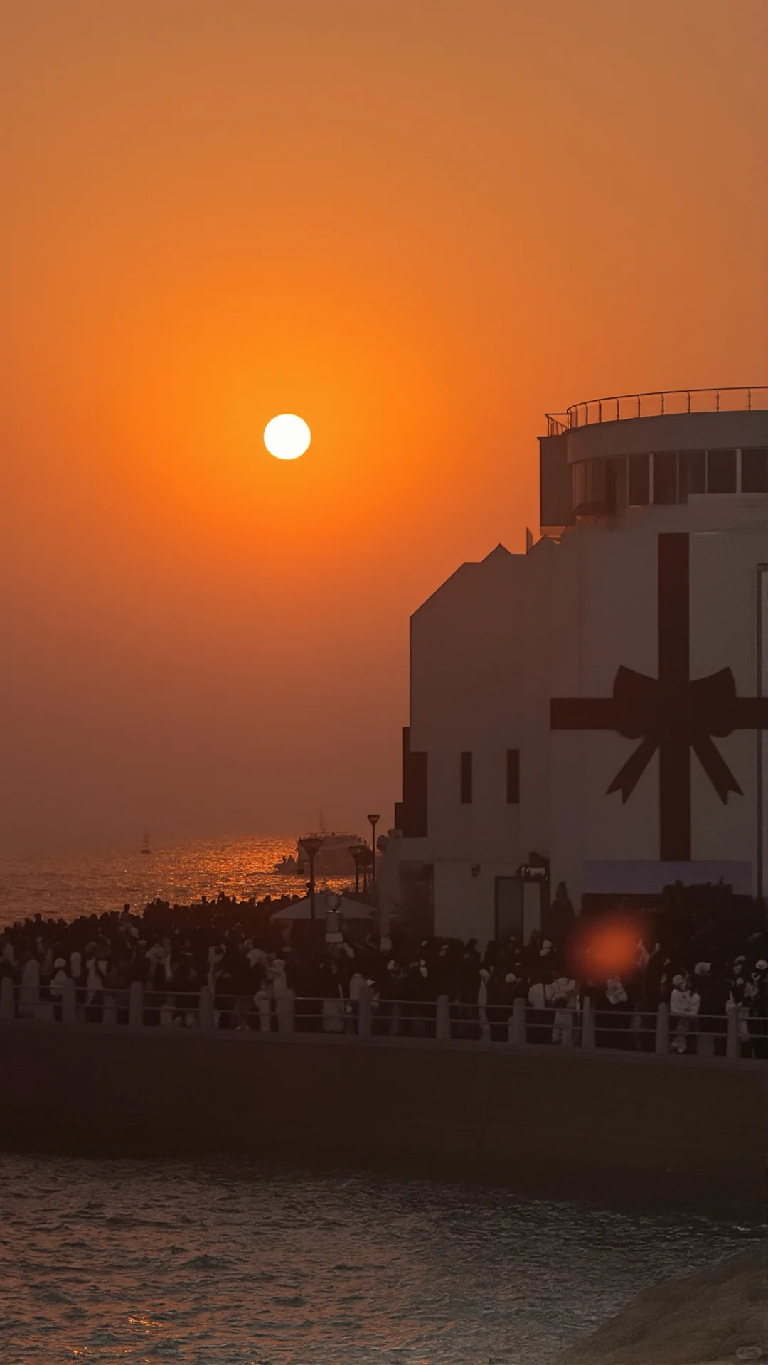 青岛琴屿路的白色圣诞树拍了～