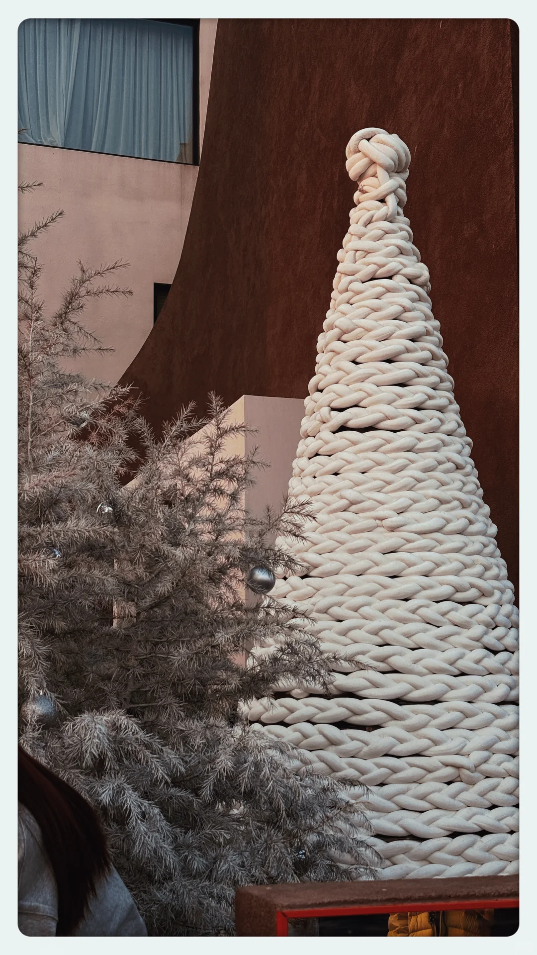 青岛琴屿路的白色圣诞树拍了～