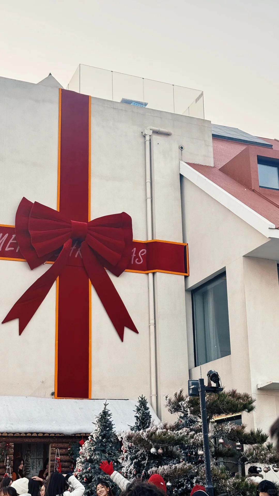 青岛琴屿路的白色圣诞树拍了～