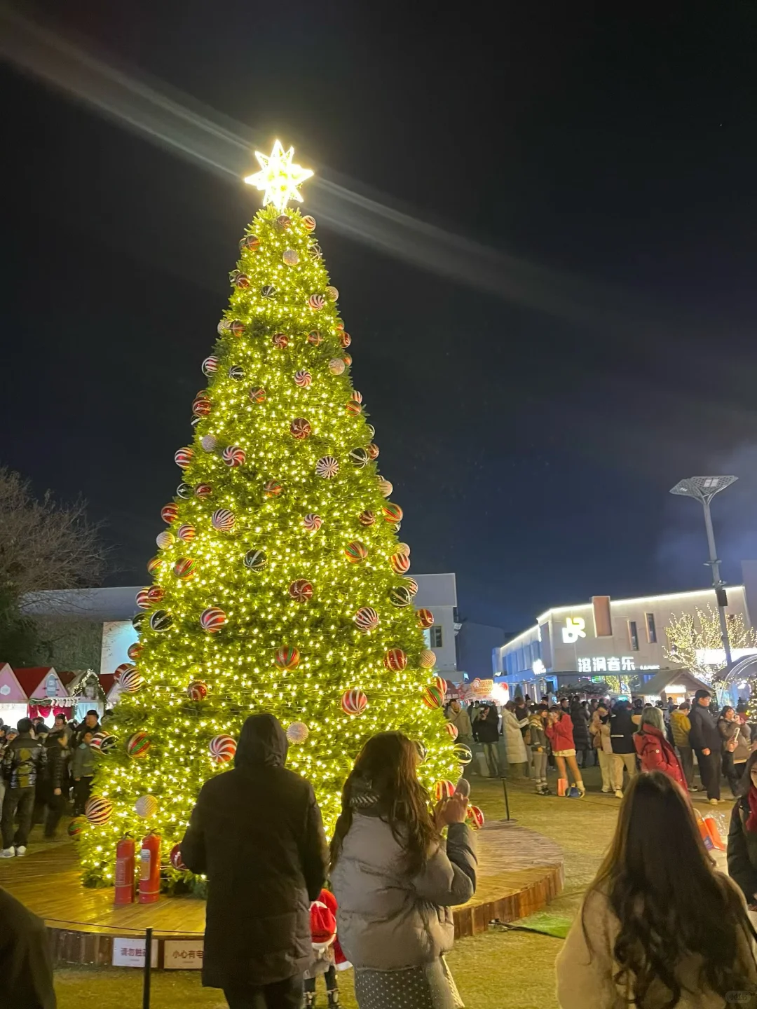 济南的圣诞树也太美了