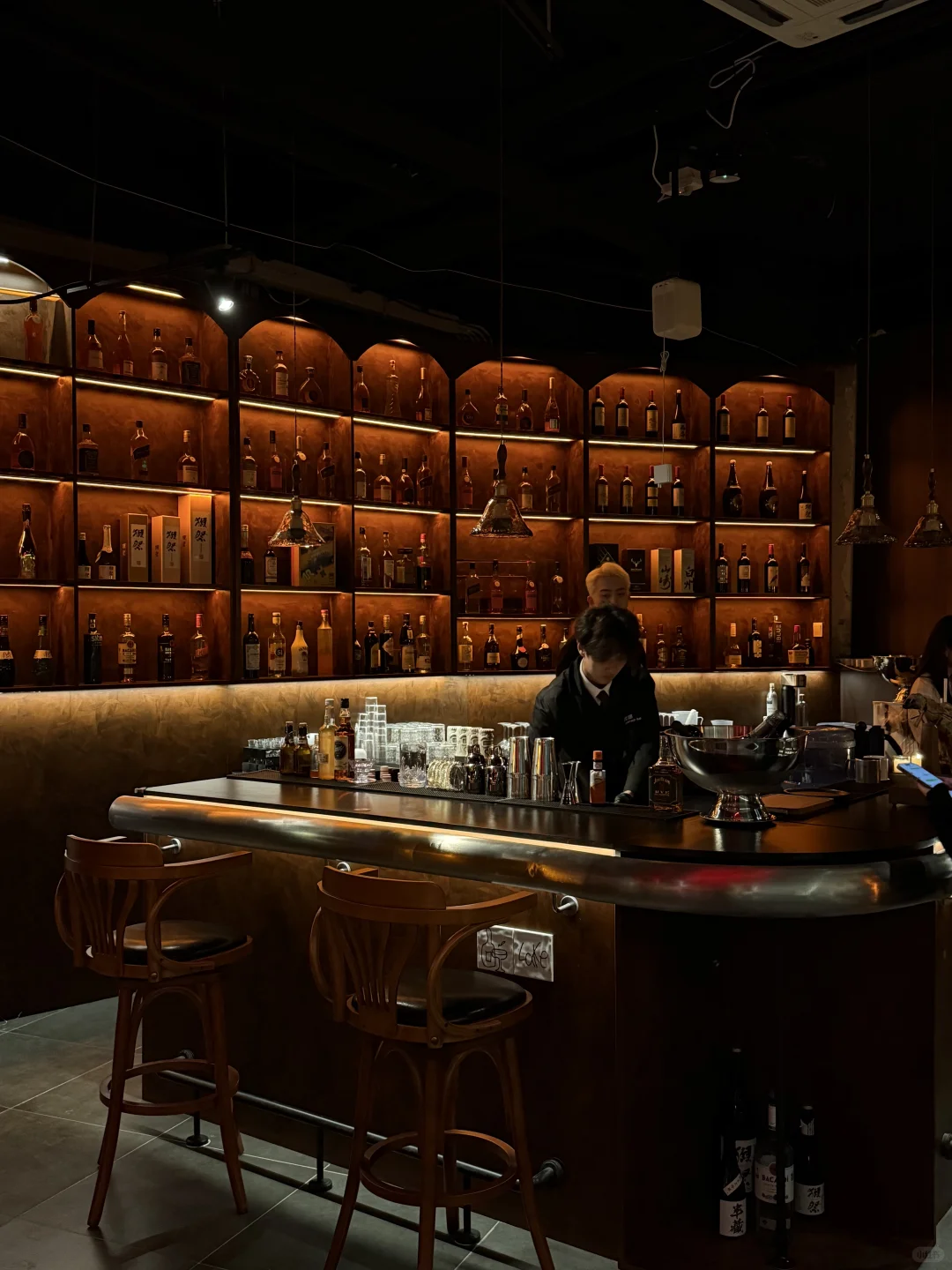 青岛新店！海信对面藏了家氛围感live餐酒馆