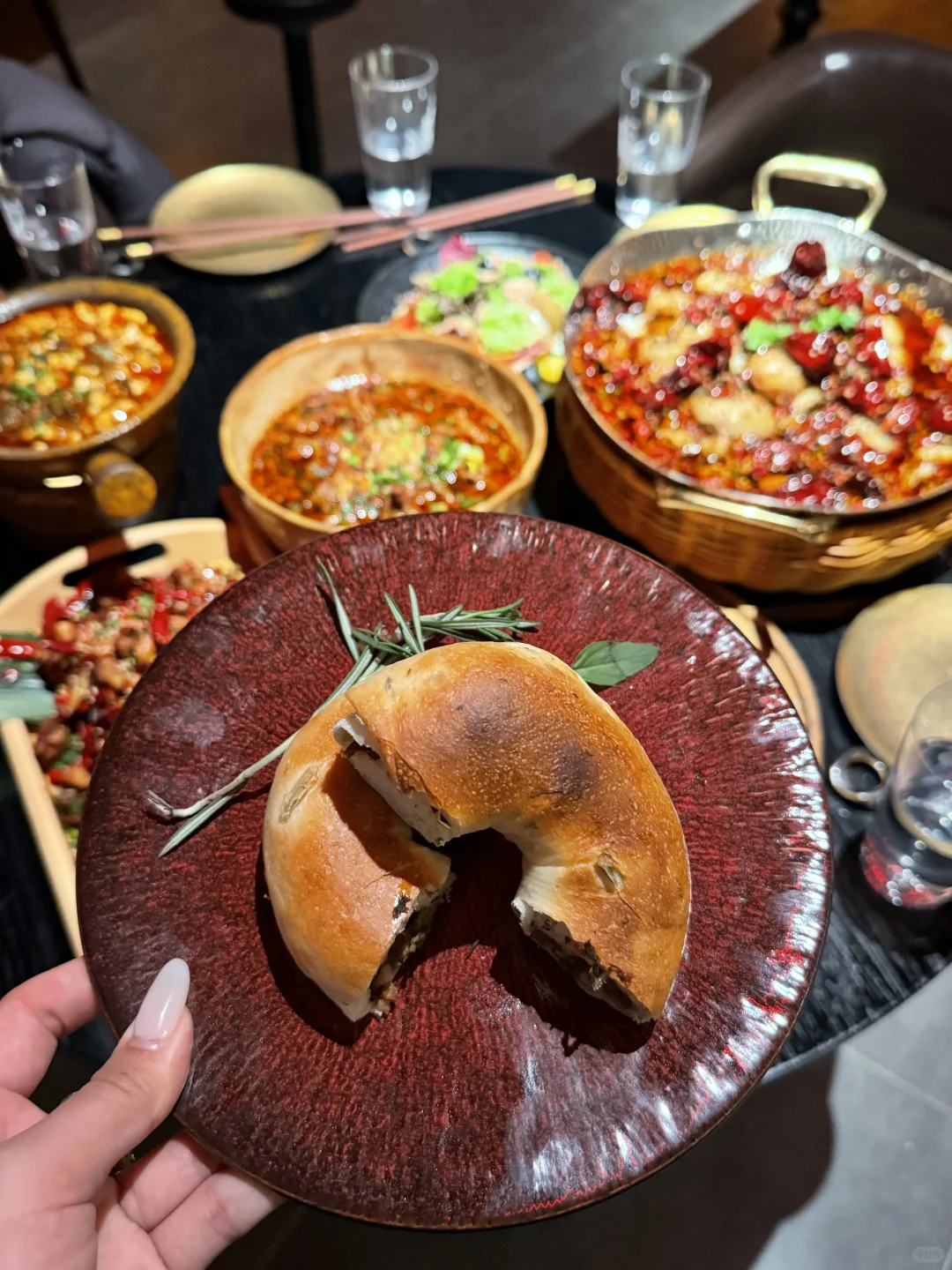 青岛新店！海信对面藏了家氛围感live餐酒馆