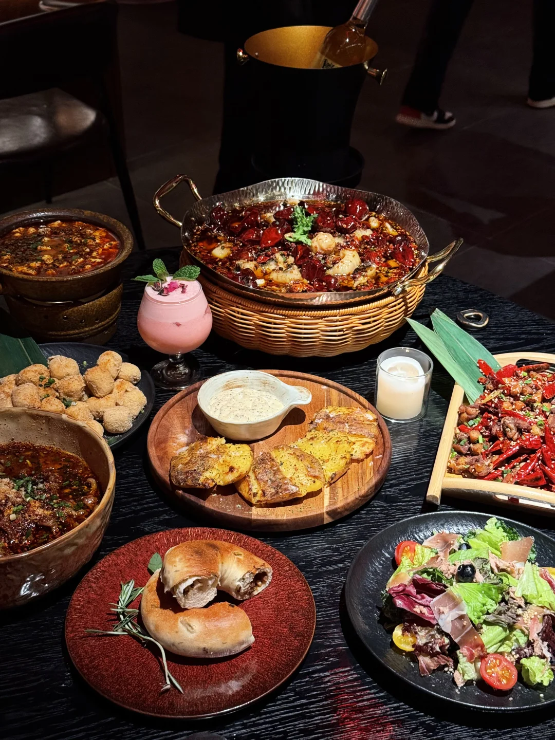 青岛新店！海信对面藏了家氛围感live餐酒馆