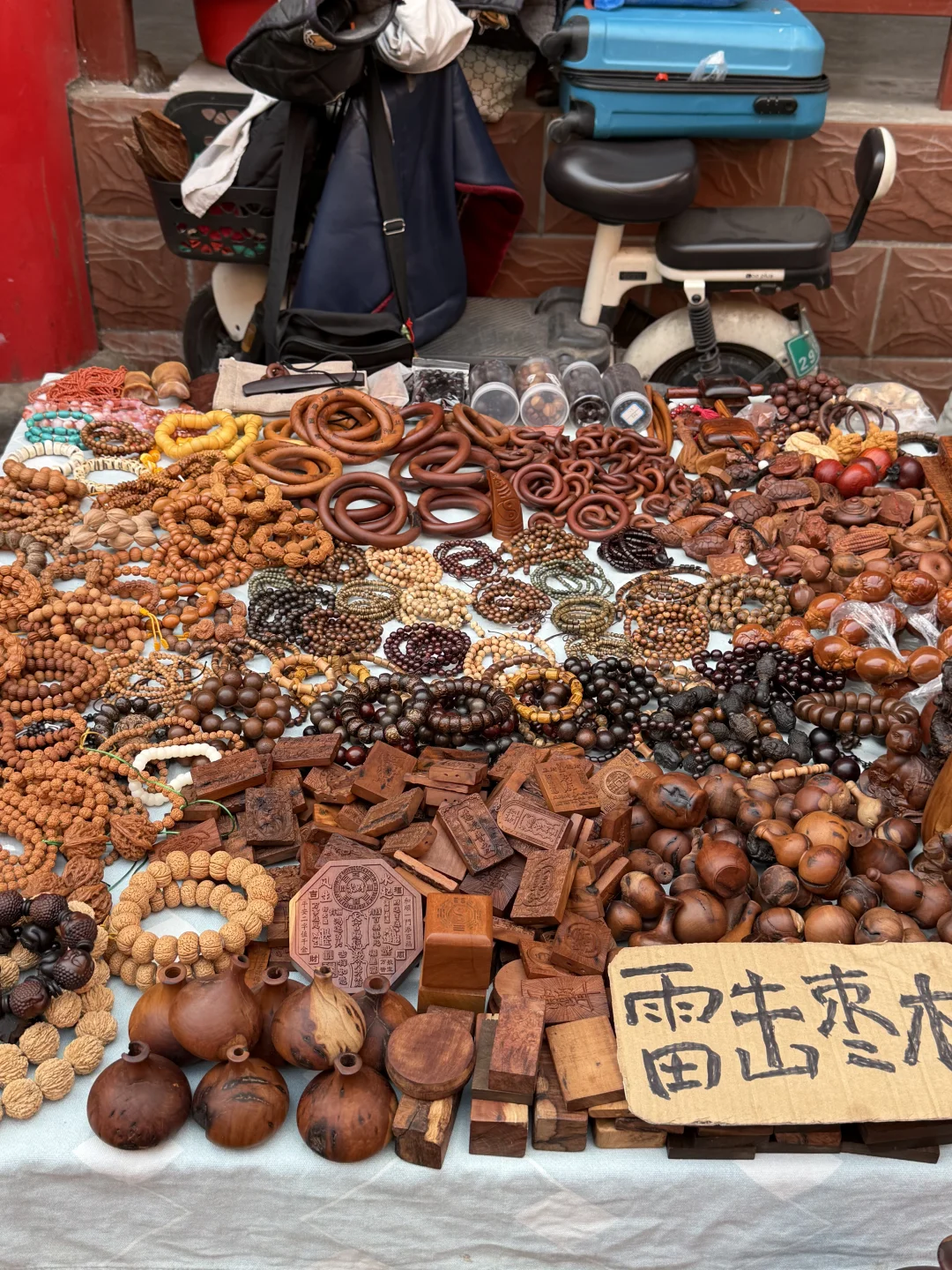 12.6实况！济南英雄山市集有一亿人。。。。。