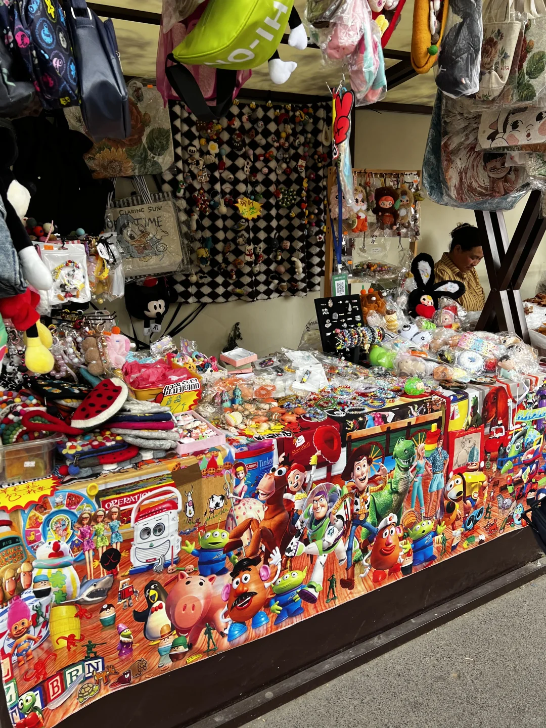 12.6实况！济南英雄山市集有一亿人。。。。。