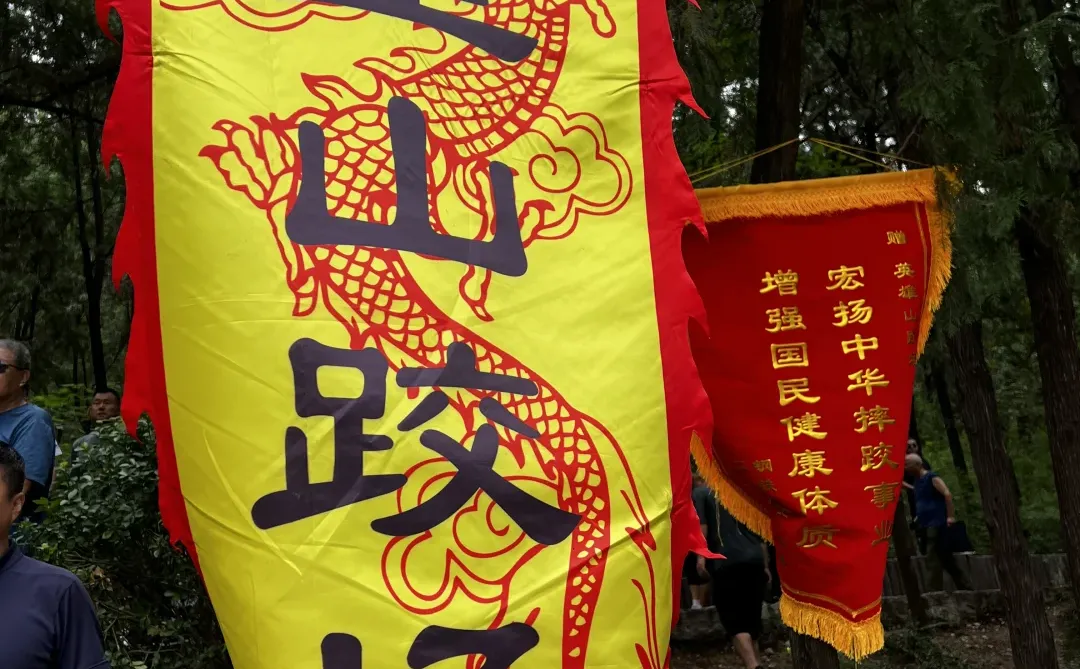 12.6实况！济南英雄山市集有一亿人。。。。。