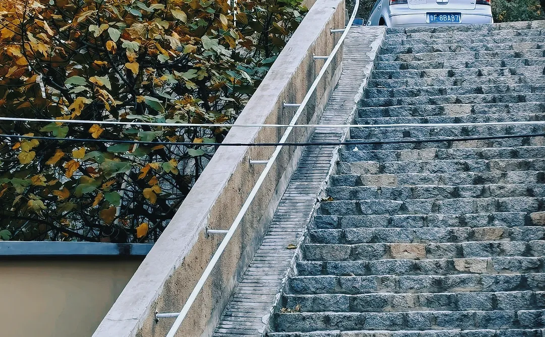 散落在烟台老巷子里的光，又有着谁的故事