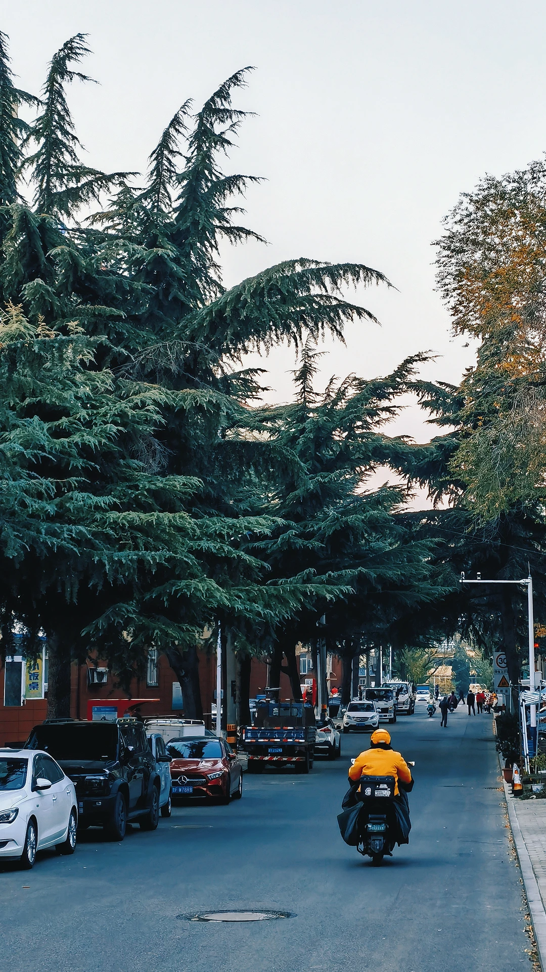 散落在烟台老巷子里的光，又有着谁的故事