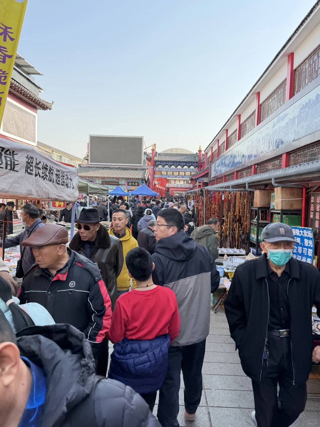 12.6实况！济南英雄山市集有一亿人。。。。。