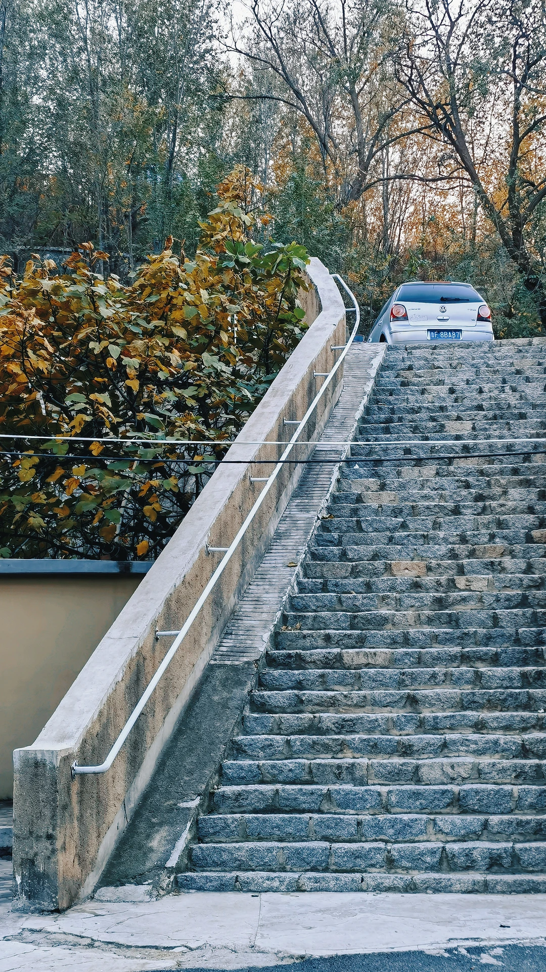 散落在烟台老巷子里的光，又有着谁的故事