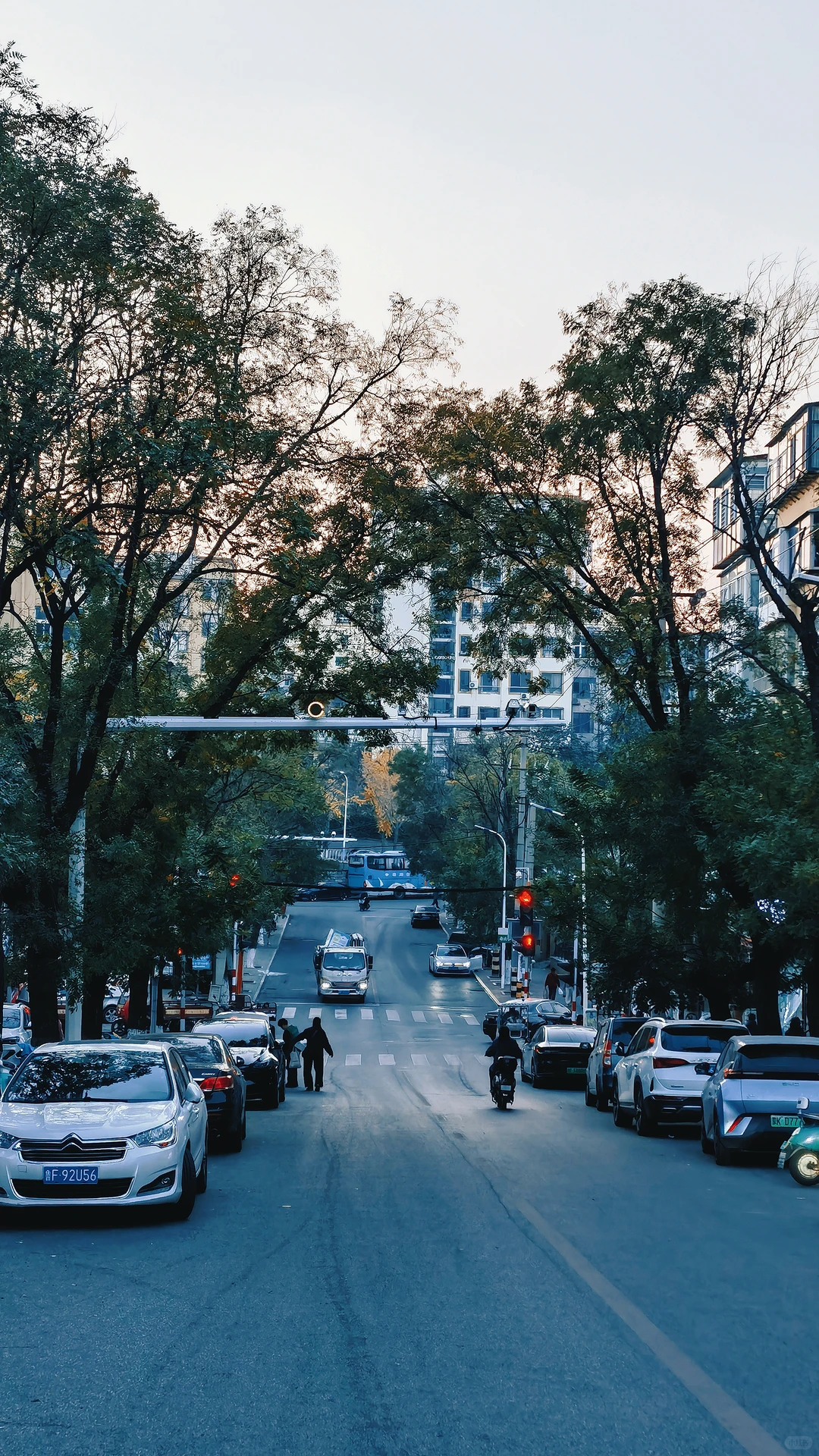 散落在烟台老巷子里的光，又有着谁的故事