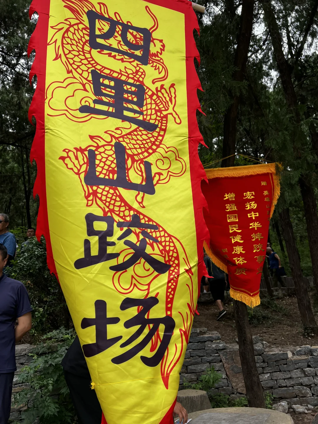 12.6实况！济南英雄山市集有一亿人。。。。。