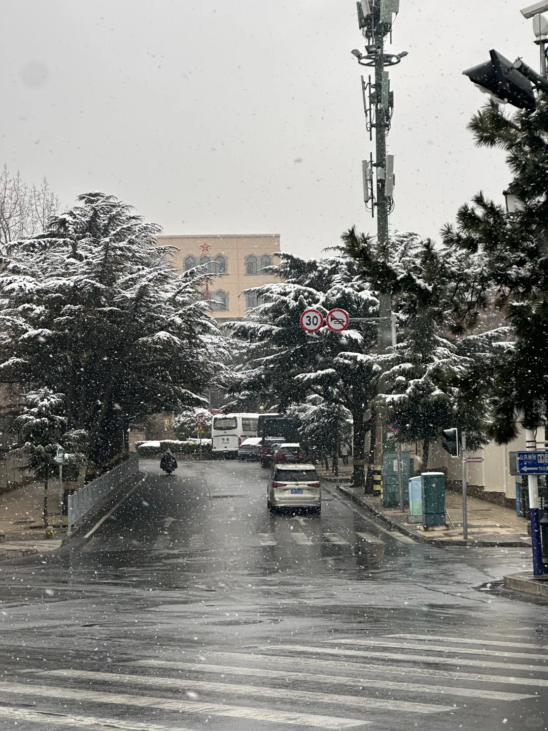 12.13初雪，在下雪天的青岛街道散步❄️