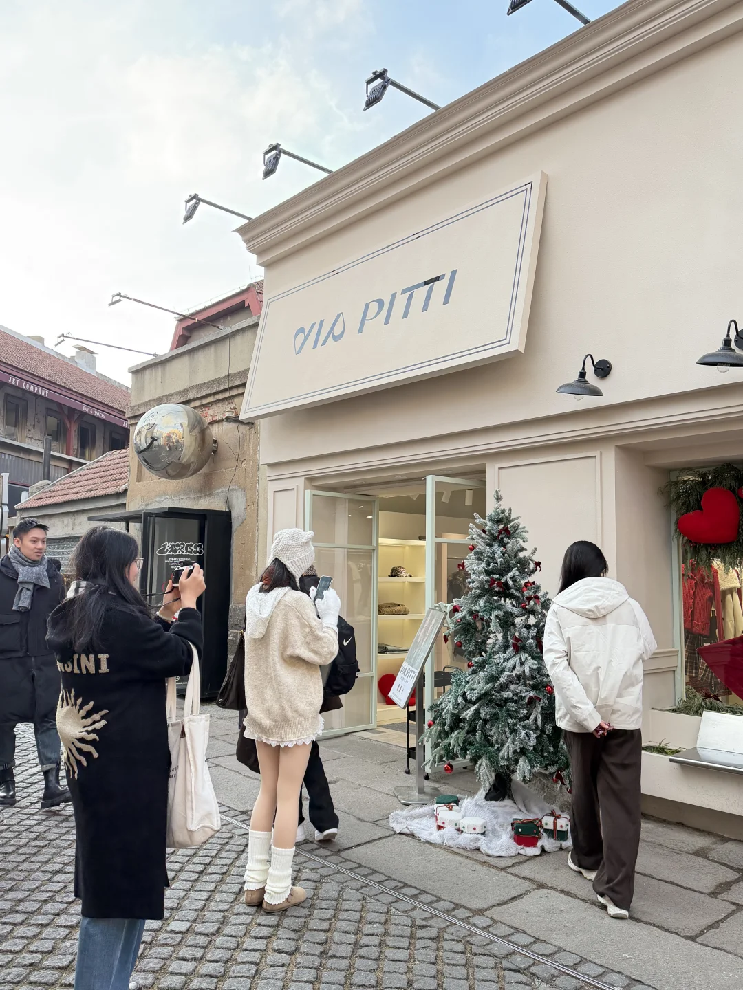 12.18青岛银鱼巷实况！圣诞打卡机位已开启