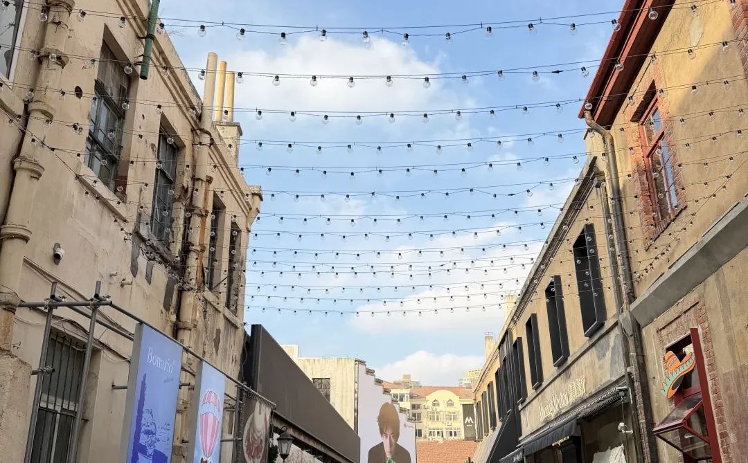 12.18青岛银鱼巷实况！圣诞打卡机位已开启