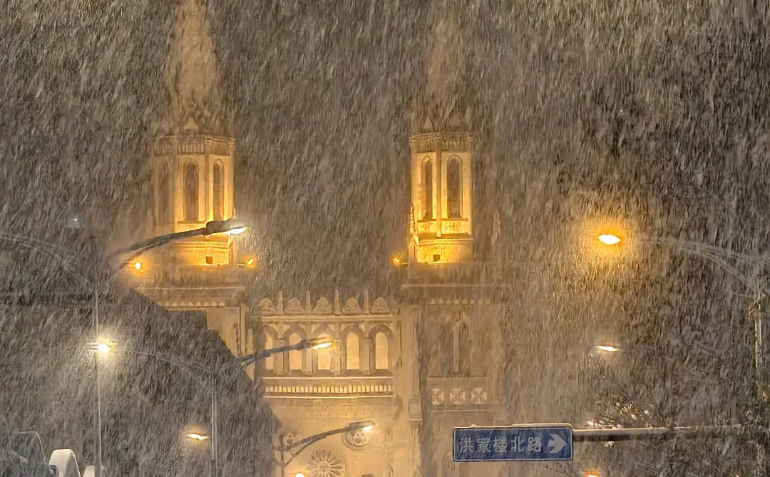 济南下雪了！！教堂太漂亮了