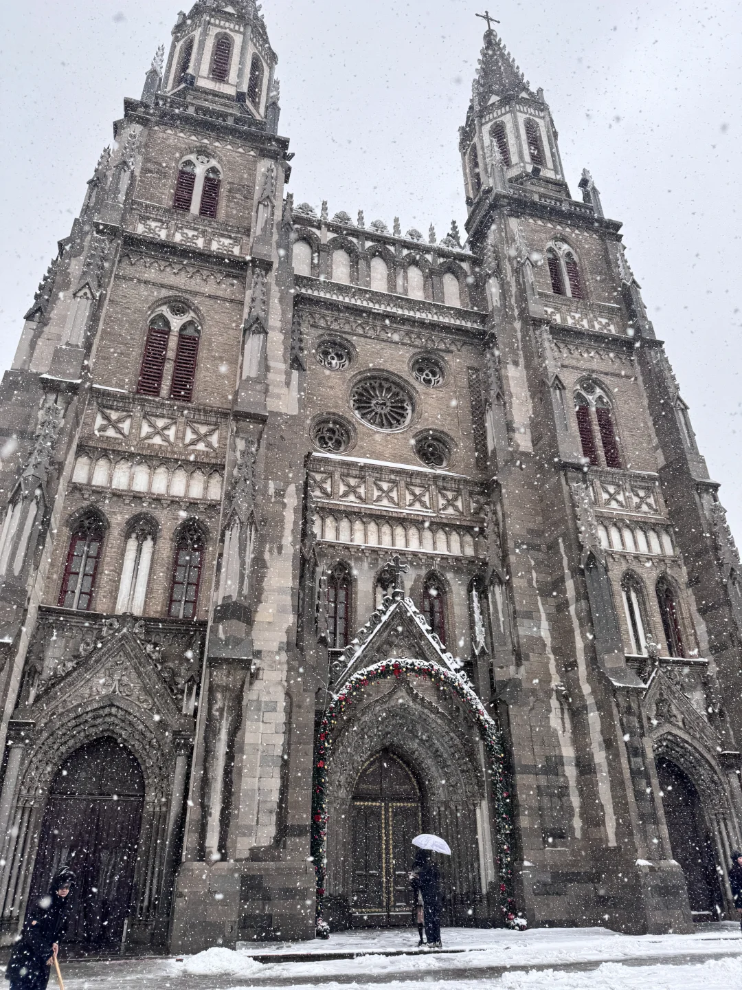 1212济南大雪实况！雪中的洪家楼教堂美呆了