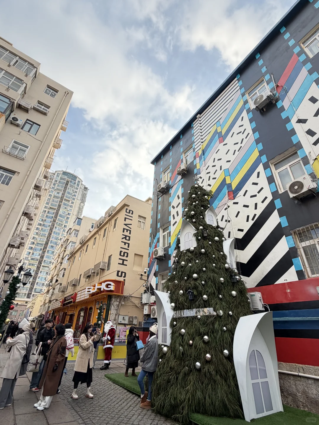 12.18青岛银鱼巷实况！圣诞打卡机位已开启