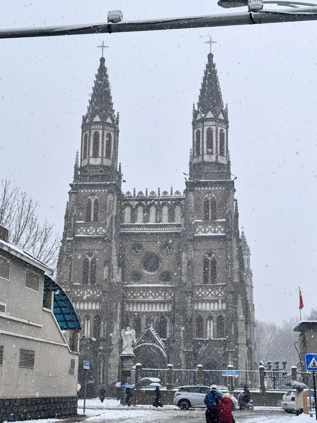 1212济南大雪实况！雪中的洪家楼教堂美呆了