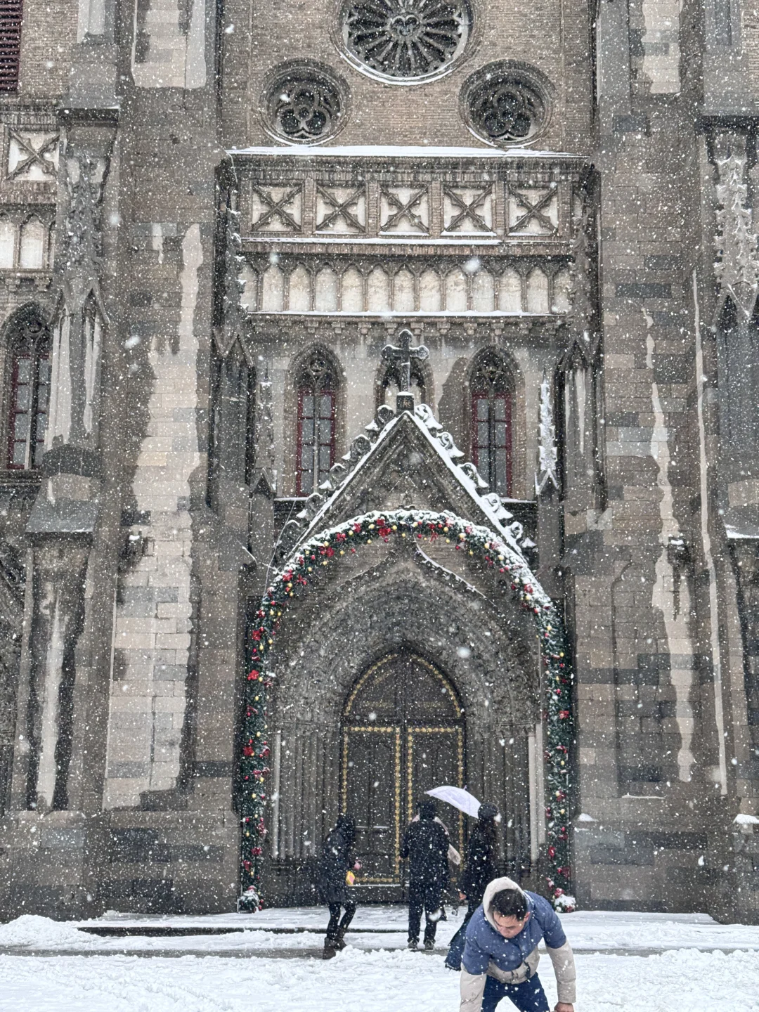 1212济南大雪实况！雪中的洪家楼教堂美呆了