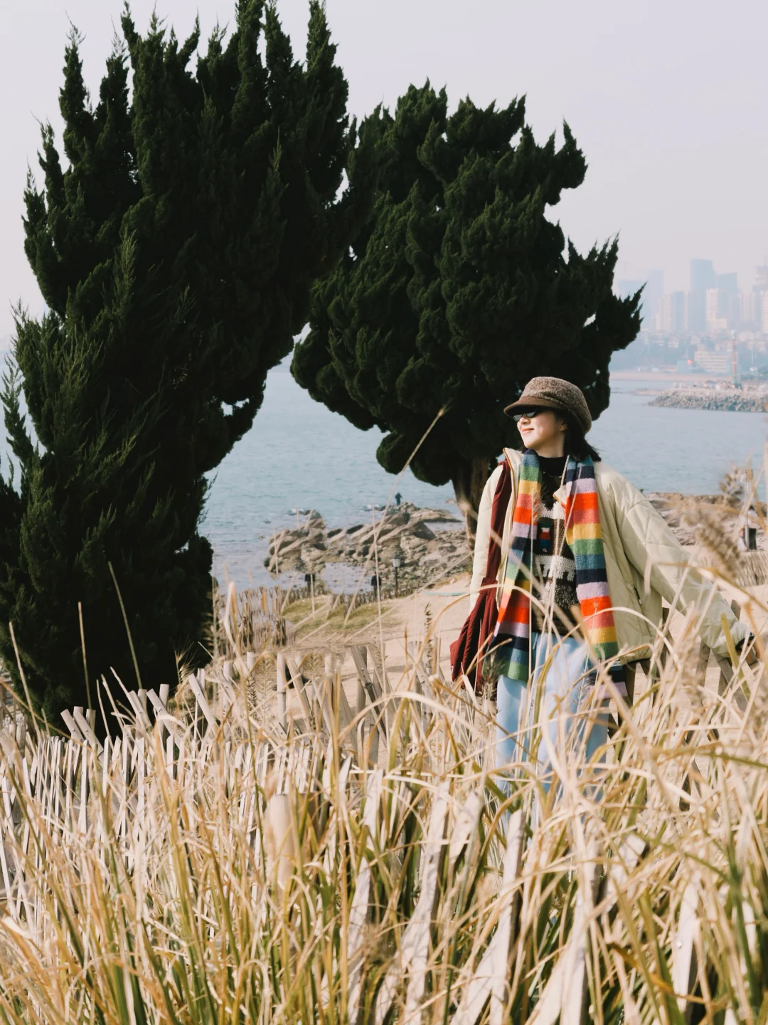 青岛旅行穿搭｜适配海与风的保暖松弛感^～