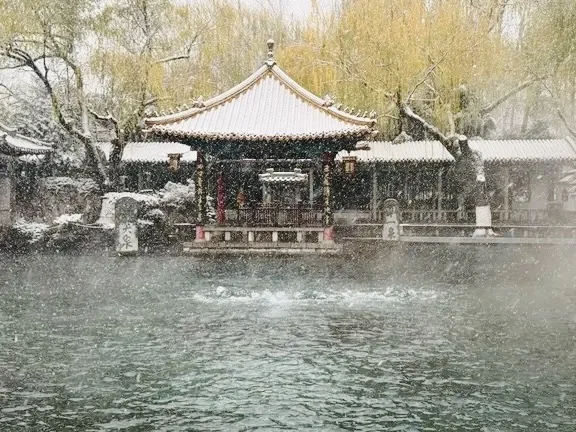 济南12.13实况，雪后的趵突泉美疯了！！！