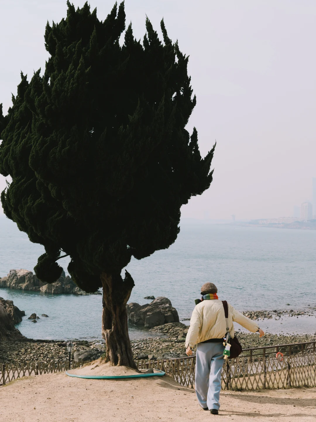青岛旅行穿搭｜适配海与风的保暖松弛感^～