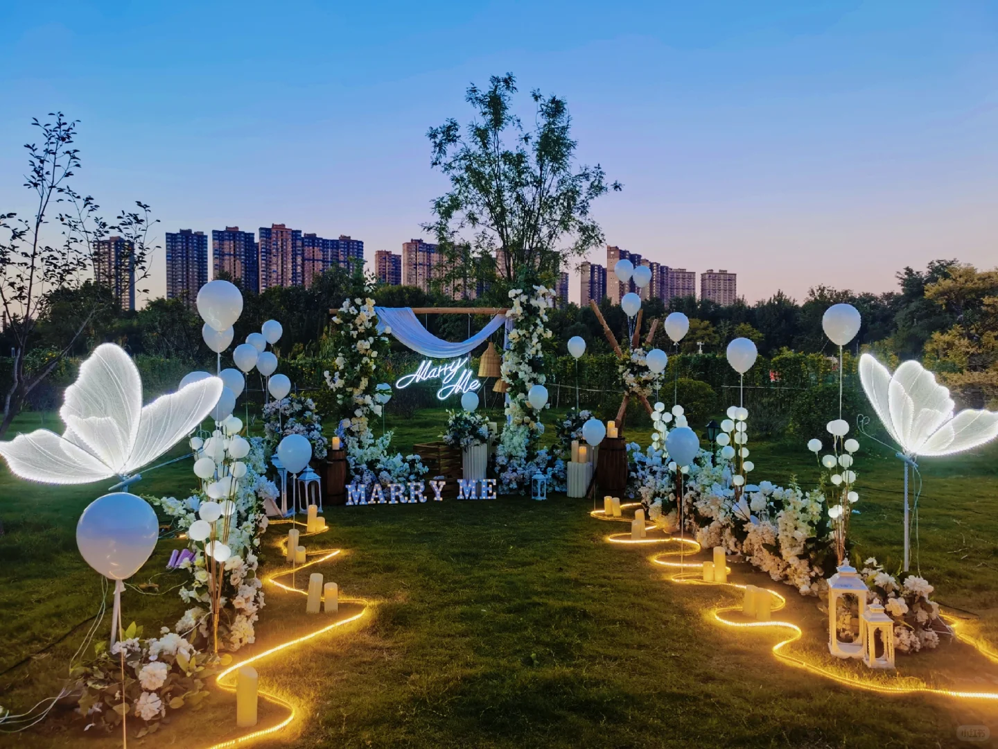 太原宝藏草坪求婚！森系白绿配色+蓝调时刻