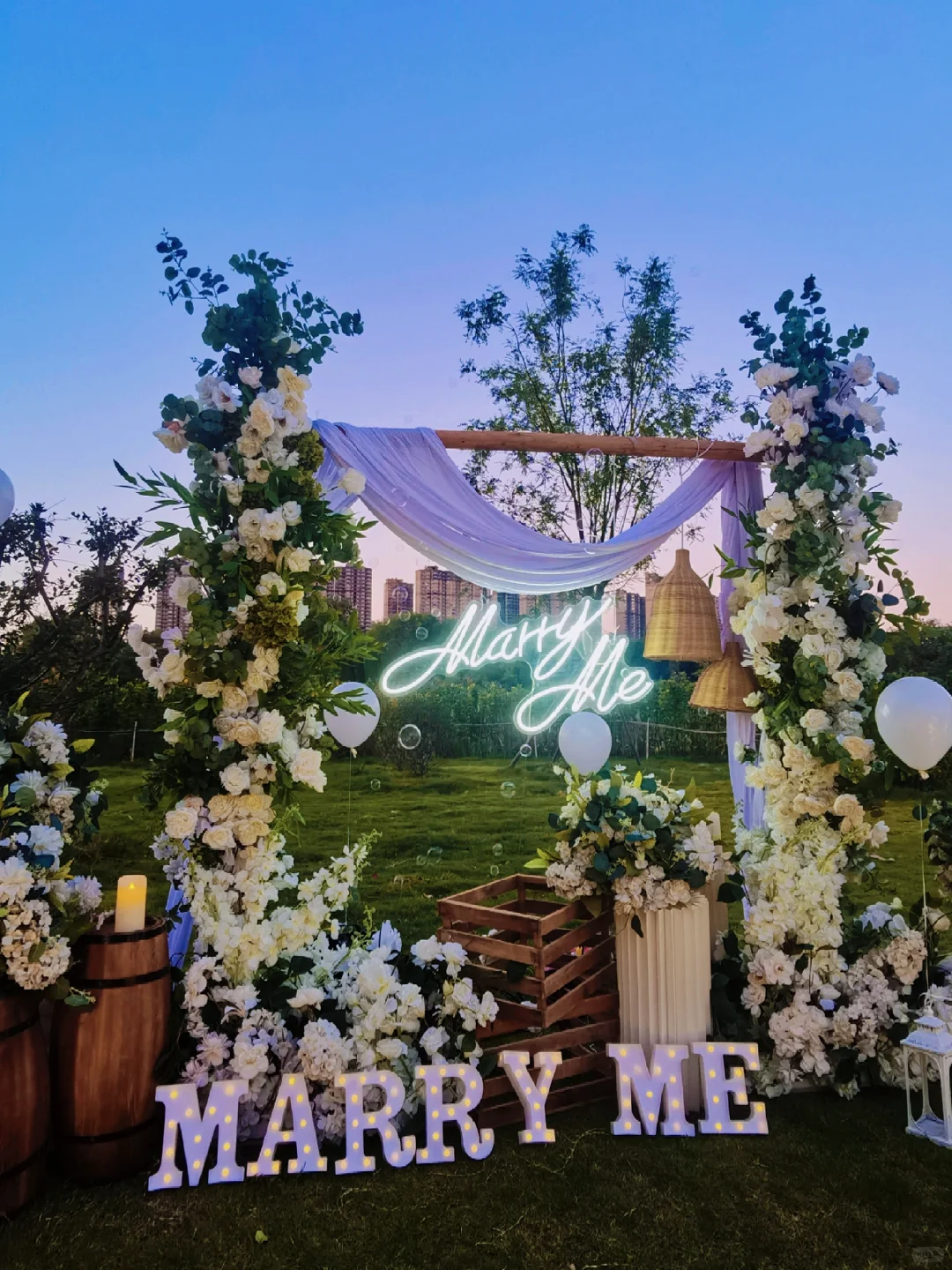 太原宝藏草坪求婚！森系白绿配色+蓝调时刻