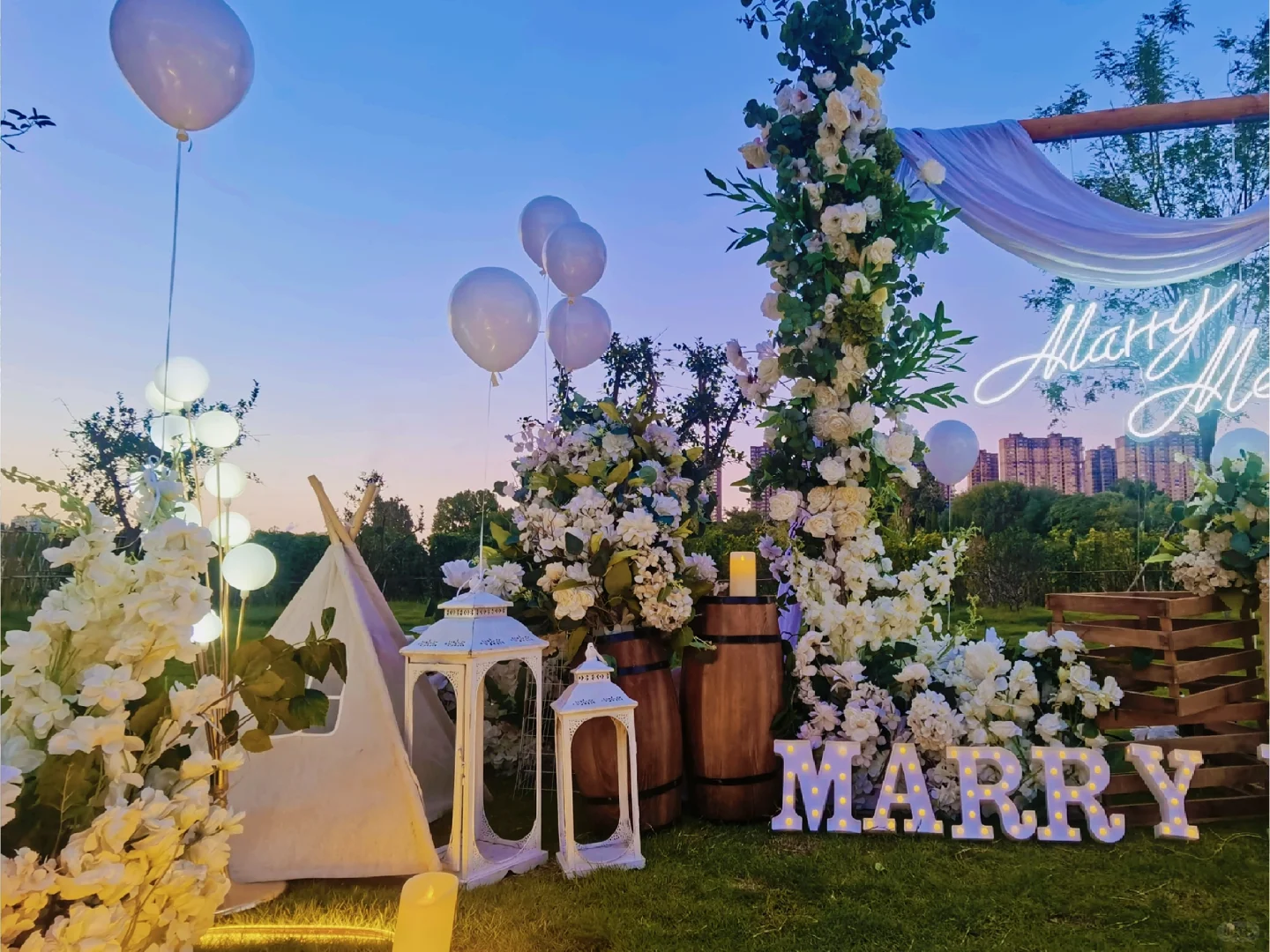 太原宝藏草坪求婚！森系白绿配色+蓝调时刻