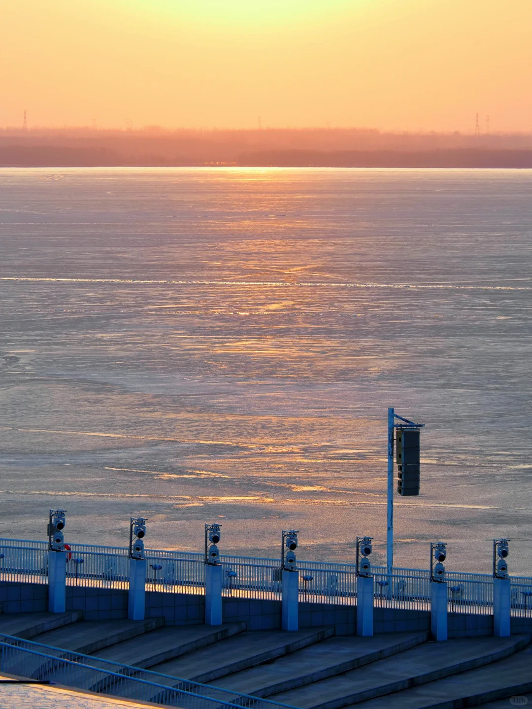 长治湿地公园的湖上日落