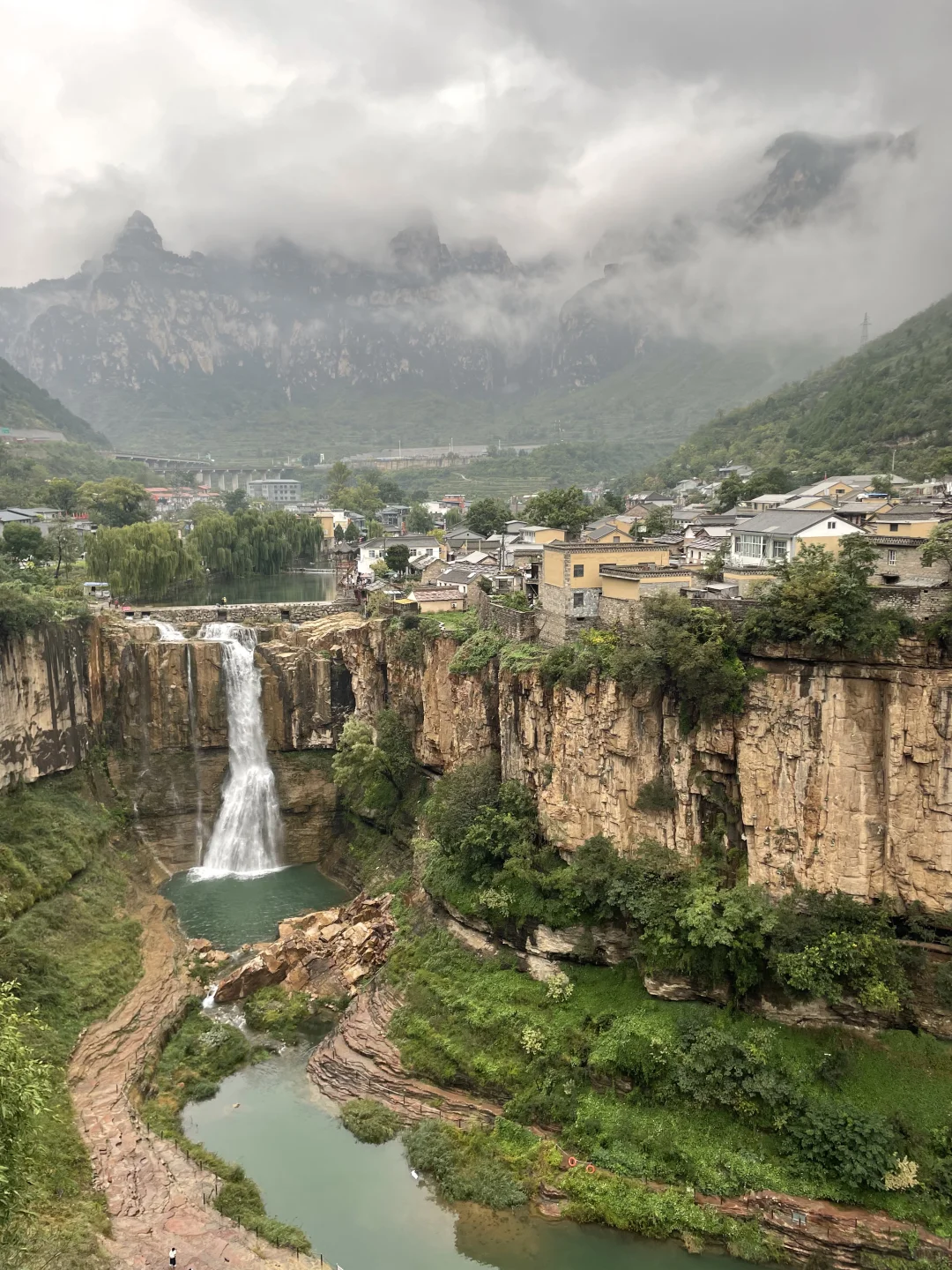 🌈虹霓村 | 悬崖上的古村落，藏着绝美瀑布