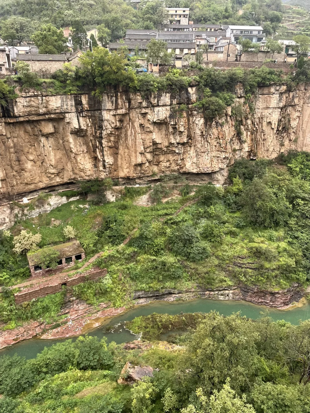 🌈虹霓村 | 悬崖上的古村落，藏着绝美瀑布