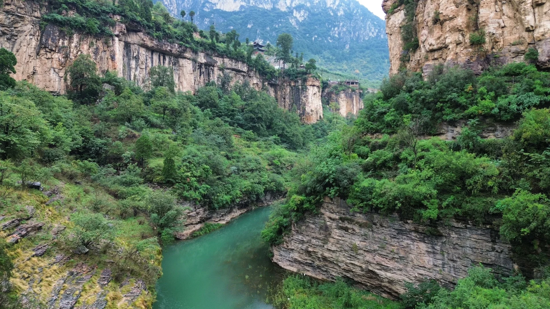 🌈虹霓村 | 悬崖上的古村落，藏着绝美瀑布