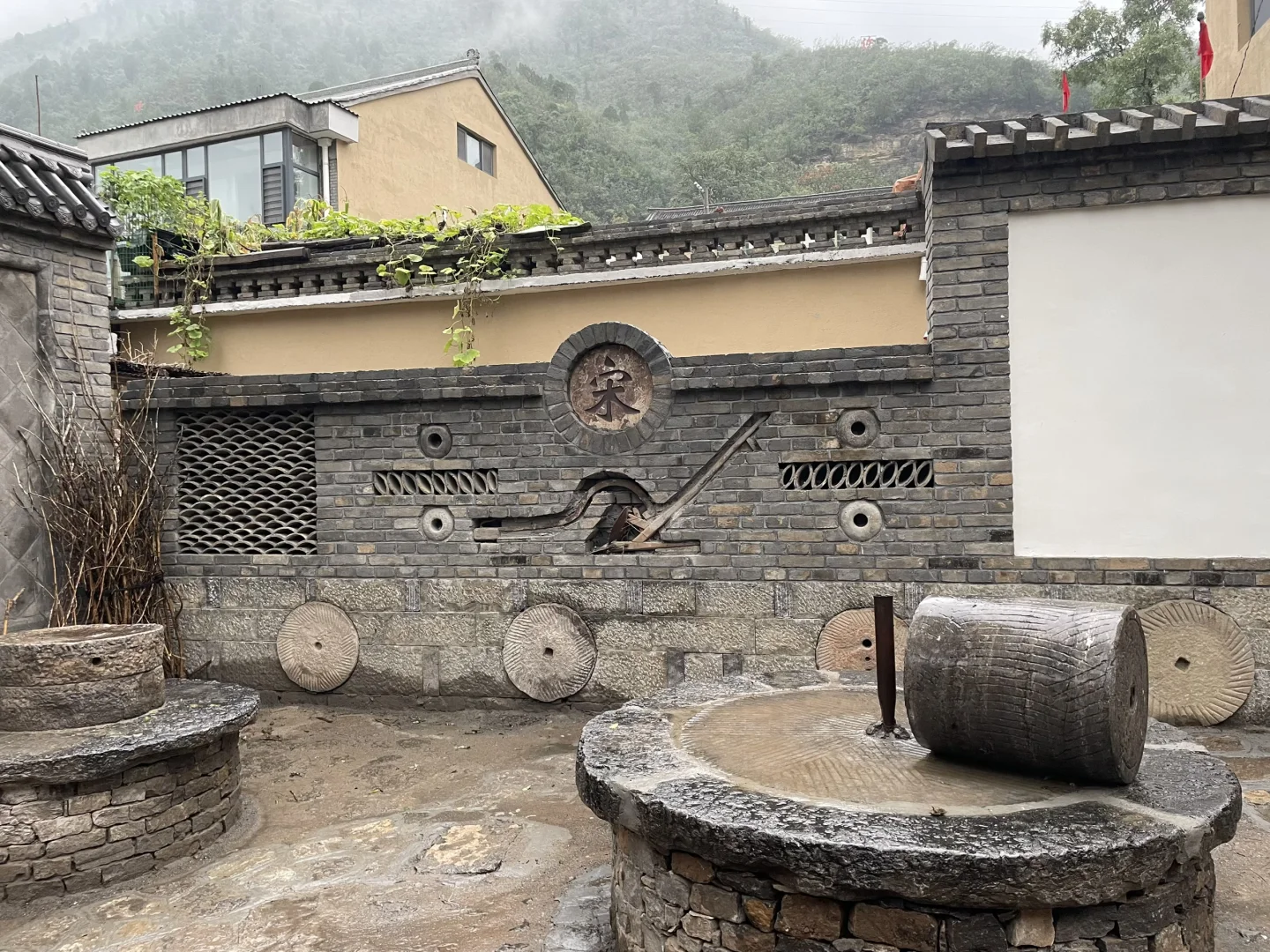 🌈虹霓村 | 悬崖上的古村落，藏着绝美瀑布