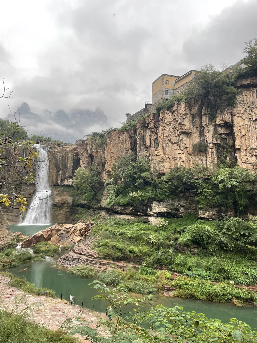 🌈虹霓村 | 悬崖上的古村落，藏着绝美瀑布
