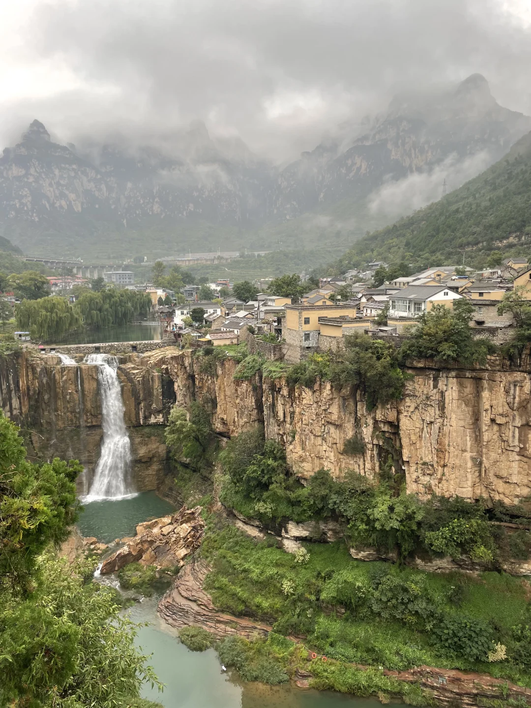 🌈虹霓村 | 悬崖上的古村落，藏着绝美瀑布