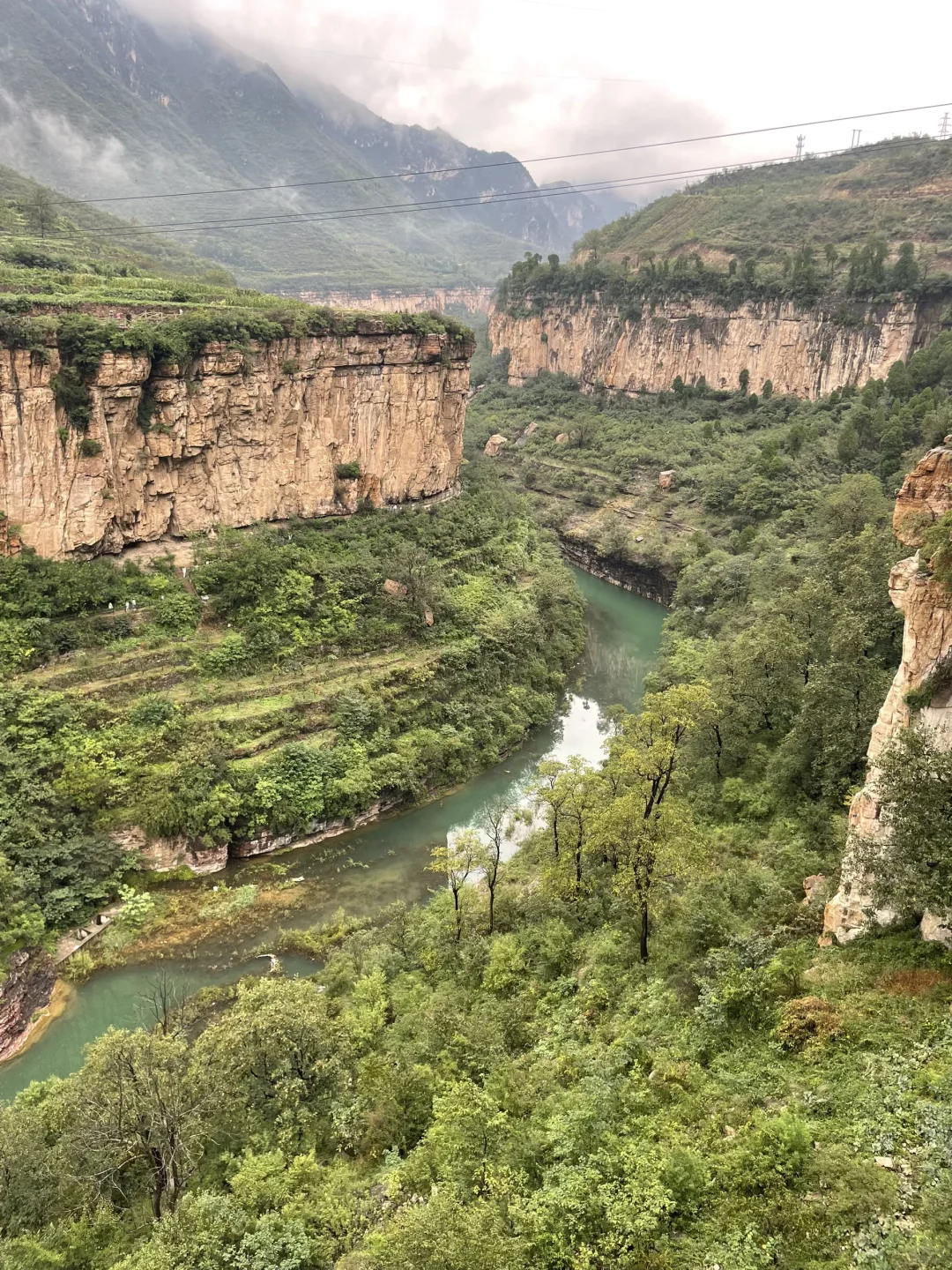 🌈虹霓村 | 悬崖上的古村落，藏着绝美瀑布