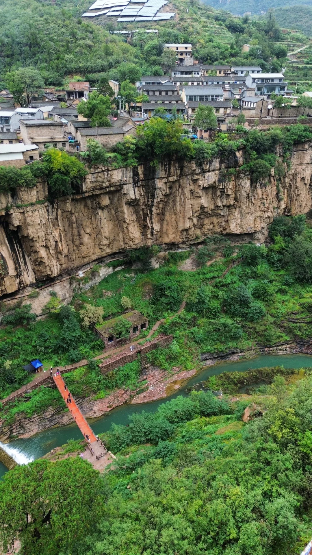 🌈虹霓村 | 悬崖上的古村落，藏着绝美瀑布